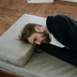 אשווגנדה לשינה – האם באמת עוזרת להירדם טוב יותר?